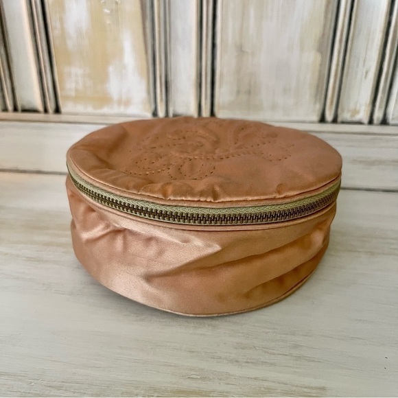 VINTAGE, ROUND 5 1/2” MAKEUP BAG WITH POWDER PUFF. ZIPPER CLOSURE. - Picture 1 of 8
